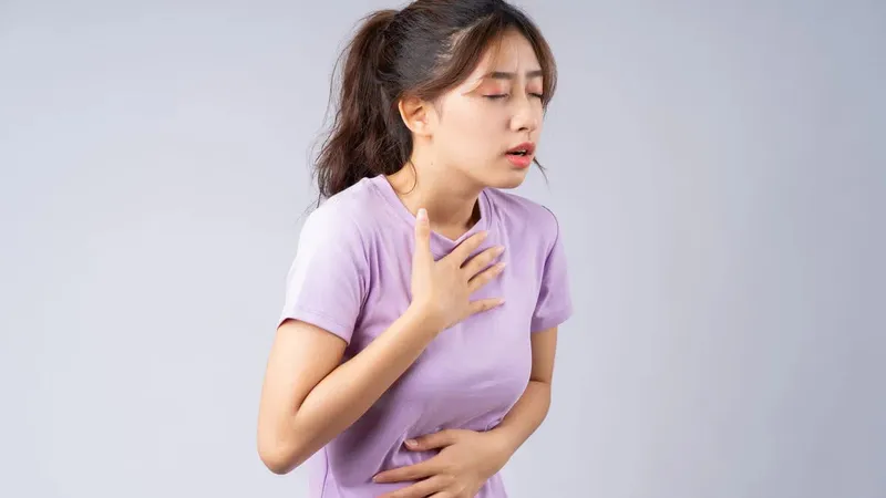 Hình minh họa khi cảm giác vướng cổ họng kéo dài, người bệnh nên thăm khám bác sĩ để tìm nguyên nhân