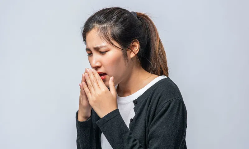 Chăm sóc sức khỏe đúng cách, không hút thuốc lá cũng giúp cải thiện tình trạng ho có đờm vàng