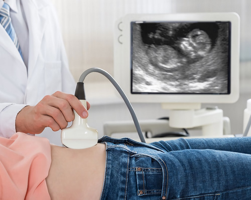 Thăm khám định kỳ giúp phát hiện sớm các bất thường khi mẹ bầu bị căng tức bụng