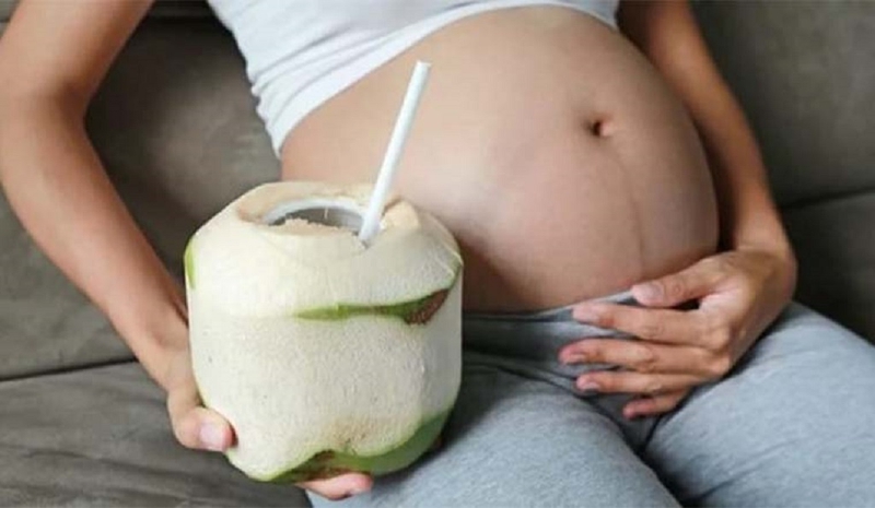Việc uống nước dừa với liều lượng khuyến cáo giúp ích cho sức khoẻ mẹ bầu