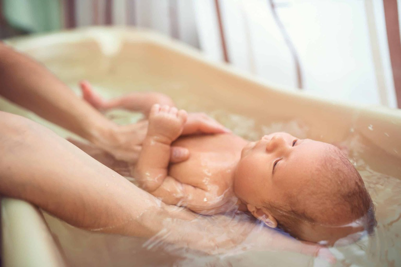 Lau người bằng khăn ấm là phương pháp thường được áp dụng khi người bệnh sốt cao
