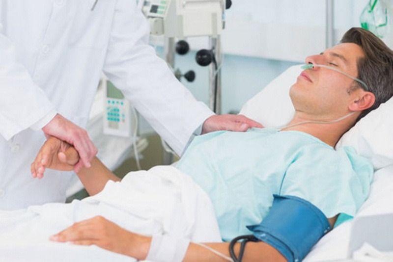 Hình minh họa nhân viên y tế đo sinh hiệu cho bệnh nhân
