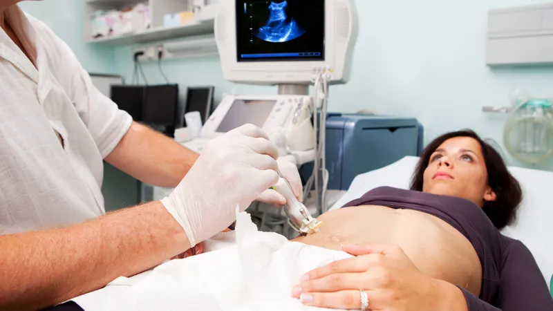 Việc theo dõi sau thủ thuật giúp phát hiện sớm và xử lý kịp thời các biến chứng nếu có 