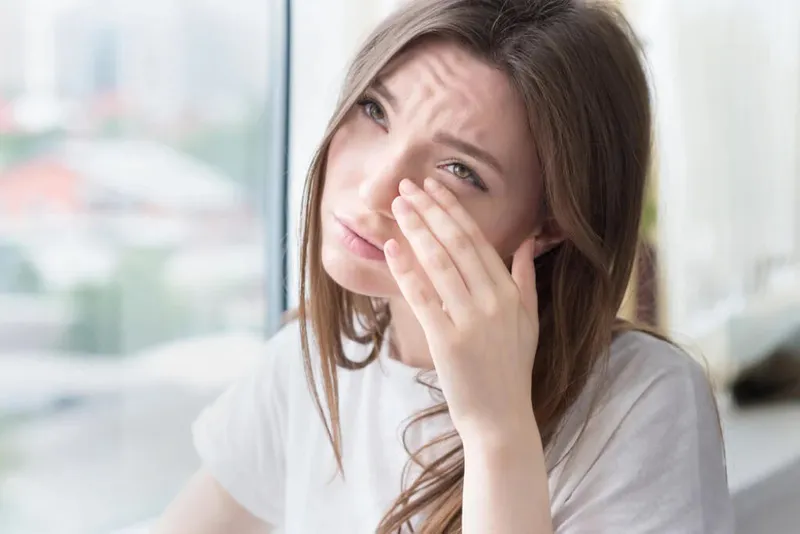 Hình minh họa mắt bị cộm có thể đi kèm với đỏ mắt hoặc chảy nước mắt