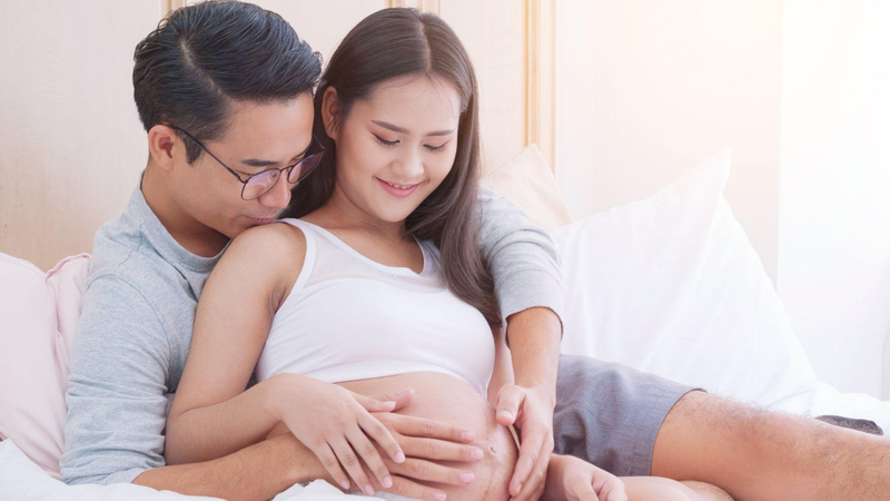 Minh hoạ về bào thai hình thành trong bụng mẹ