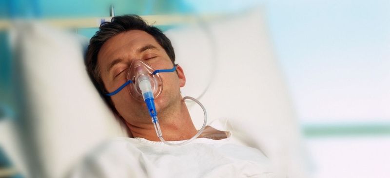 Trong giai đoạn cấp tính, người bệnh cần được theo dõi sát sao tại phòng hồi sức tích cực để kiểm soát phù não