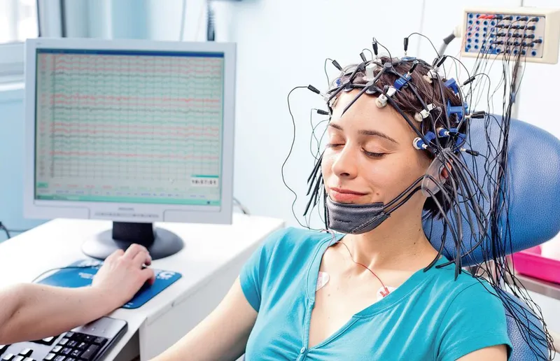 Điện não đồ giúp bác sĩ quan sát các dòng điện thần kinh để đánh giá tình trạng sức khỏe tâm thần 