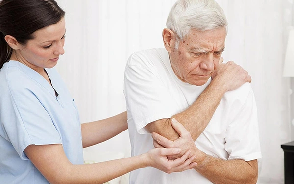 Xoa bóp bấm huyệt và vật lý trị liệu điều trị đau bả vai