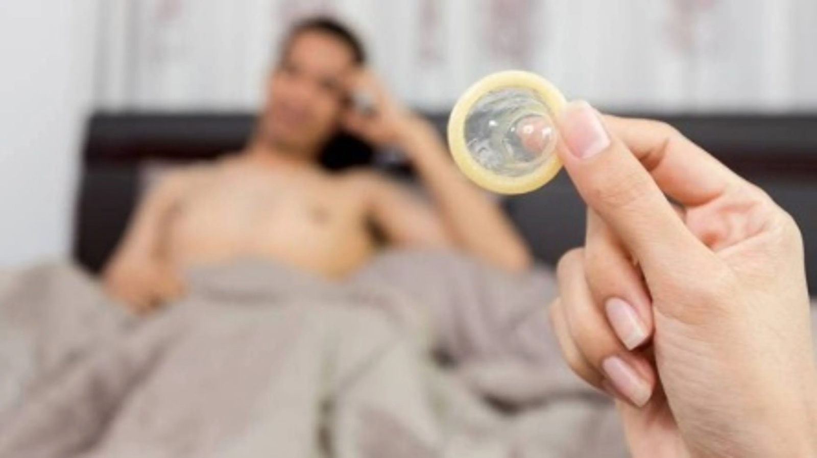 Sử dụng bao cao su đúng quy trình giúp các cặp đôi an tâm hơn trong đời sống tình dục