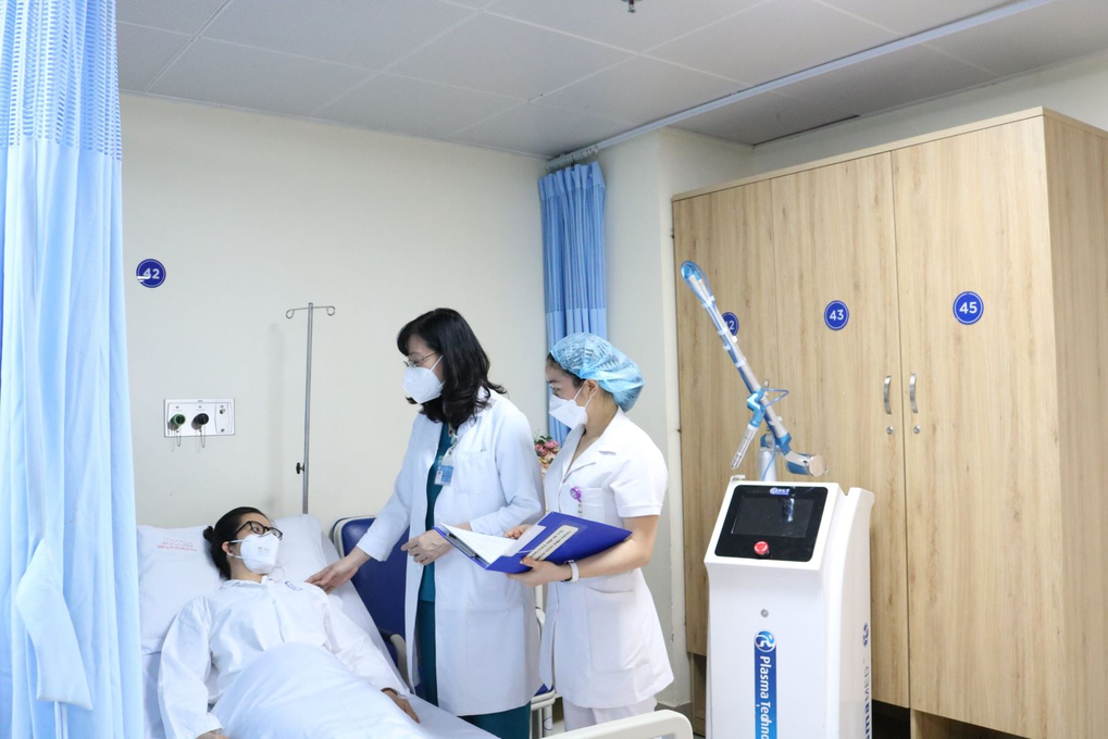 Đội ngũ nhân viên y tế tư vấn phác đồ điều trị cho bệnh nhân