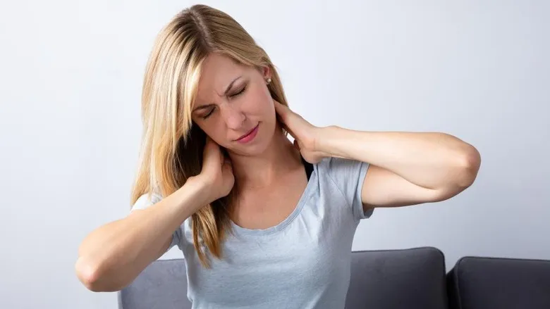 Tránh cử động mạnh hoặc bẻ cổ khi gặp tình trạng vẹo cổ cấp tính 