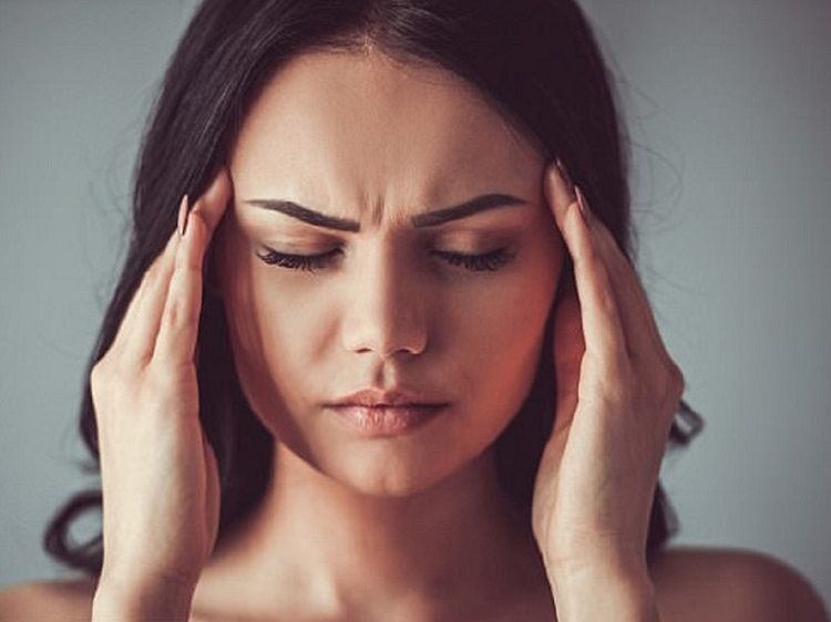 Hoa mắt, chóng mặt và mệt mỏi thường xuyên là những dấu hiệu điển hình cảnh báo tình trạng thiếu sắt do thiếu máu. 