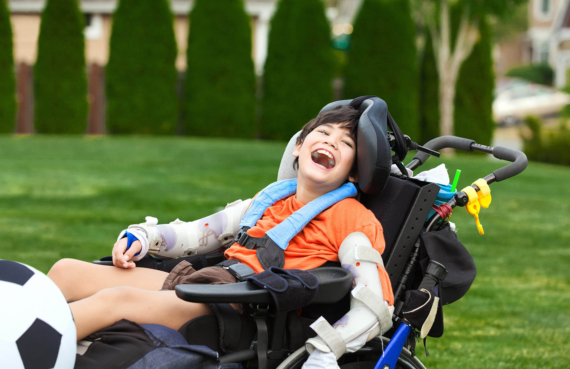 Sự kiên trì và tình yêu thương của gia đình là điểm tựa vững chắc nhất giúp trẻ bại não vượt qua nghịch cảnh