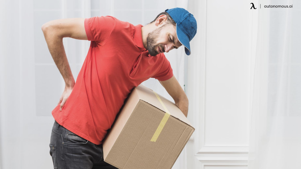 Tránh mang vác vật nặng sai tư thế để phòng ngừa đau cột sống