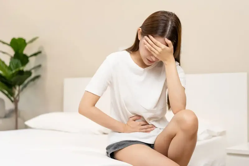 Việc theo dõi các triệu chứng bất thường tại nhà giúp phát hiện sớm các vấn đề hậu phẫu 