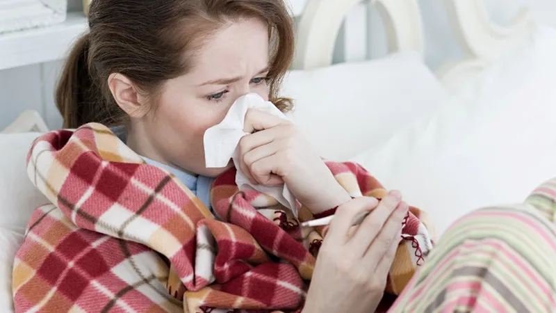 Dùng khăn bông khô lau sạch nước trên da ngay sau khi tắm để tránh cơ thể bị nhiễm lạnh sâu
