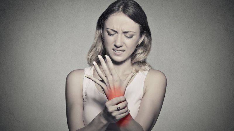 Trong một số trường hợp, thuốc giảm đau có thể được sử dụng để hỗ trợ giảm triệu chứng. Tuy nhiên, việc dùng thuốc nên được thực hiện theo hướng dẫn của bác sĩ hoặc dược sĩ nhằm đảm bảo an toàn và phù hợp với tình trạng sức khỏe của từng người. Người bệnh không nên tự ý tăng liều hoặc sử dụng thuốc kéo dài khi chưa có tư vấn từ nhân viên y tế. Một số biện pháp chăm sóc tại nhà có thể giúp giảm đau và cải thiện vận động cánh tay