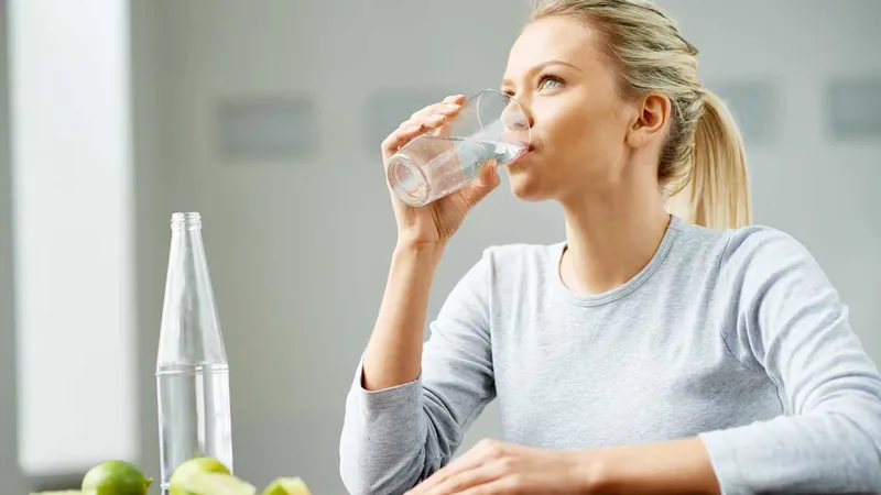 Uống đủ nước sau khi dùng cà phê giúp hỗ trợ quá trình đào thải độc tố 