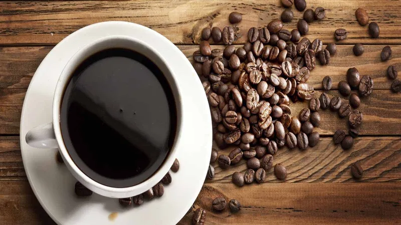 Sử dụng caffeine ở mức độ vừa phải kết hợp bù nước giúp cải thiện tình trạng đờ đẫn sau cơn say