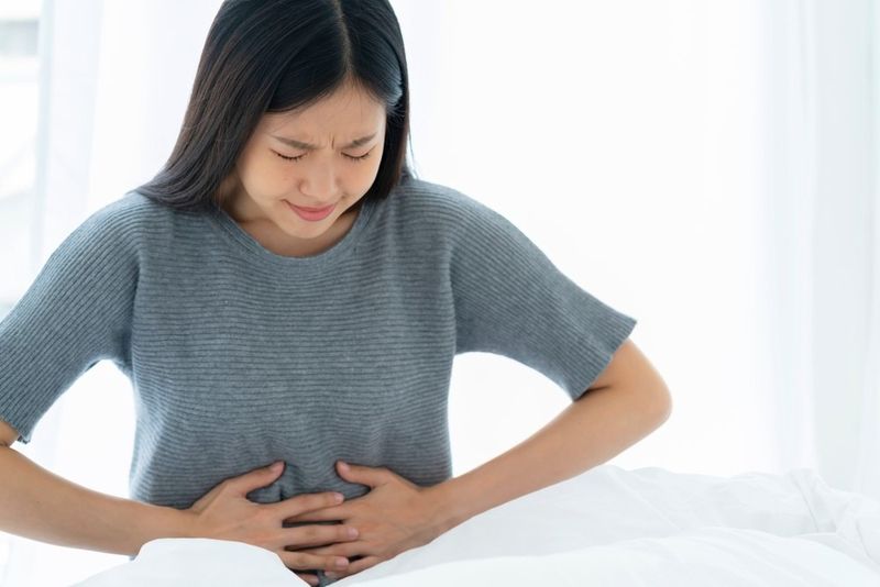 Việc theo dõi các triệu chứng bất thường vùng bụng dưới là cực kỳ quan trọng 