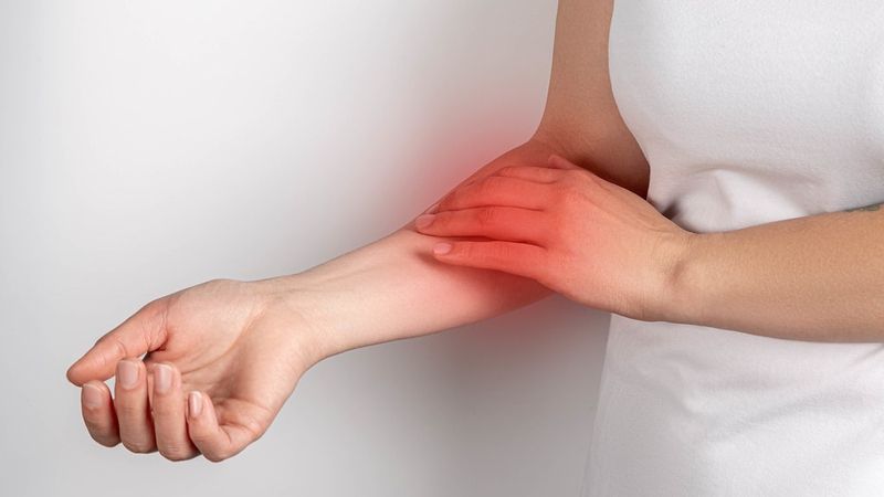 Các triệu chứng đau cánh tay có thể bao gồm đau, tê bì và hạn chế vận động Trong nhiều trường hợp, cơn đau có thể xuất hiện sau khi hoạt động thể lực và giảm dần khi nghỉ ngơi. Tuy nhiên, nếu triệu chứng kéo dài hoặc ngày càng nặng hơn, người bệnh nên cân nhắc thăm khám để được đánh giá.