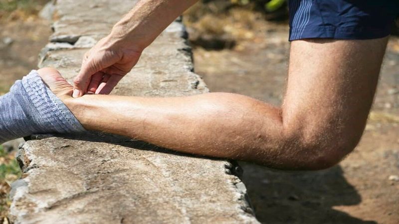 Sưng và đau vùng sau cổ chân là dấu hiệu thường gặp khi đứt gân Achilles