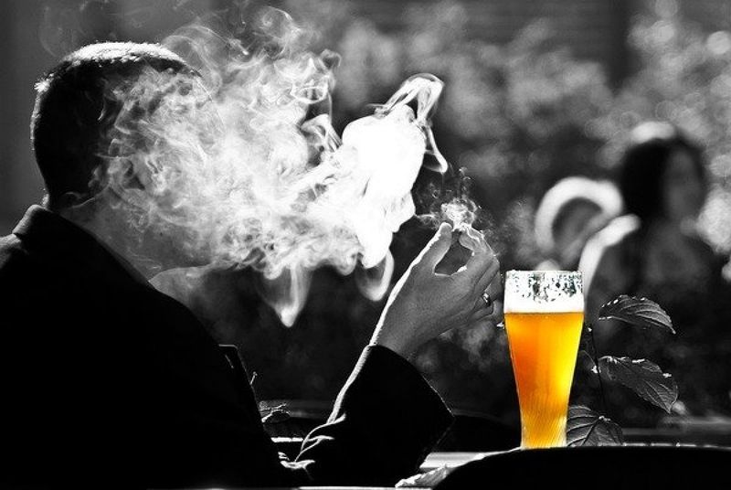 Hút thuốc và rượu bia là hai tác nhân hàng đầu gây ung thư khoang miệng 
