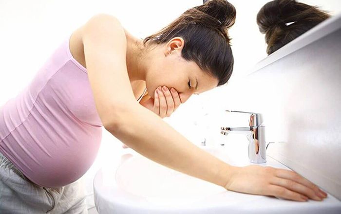 TRIỆU CHỨNG NHIỄM ĐỘC THAI NGHÉN BAO GỒM TĂNG HUYẾT ÁP VÀ PHÙ NỀ BẤT THƯỜNG