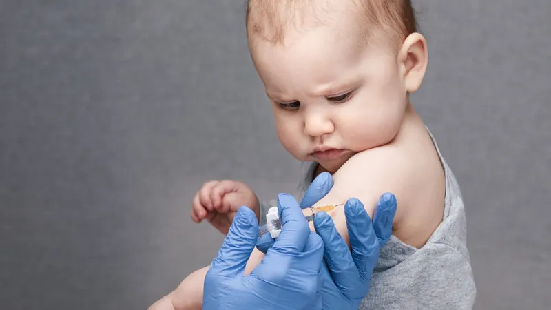 Theo dõi thân nhiệt sau tiêm giúp phát hiện sớm các phản ứng bất thường
