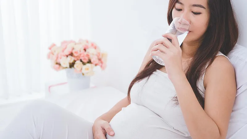 Nghỉ ngơi hợp lý và chế độ ăn giàu chất xơ giúp mẹ bầu vượt qua những cơn đau bụng lâm râm đầu thai kỳ 