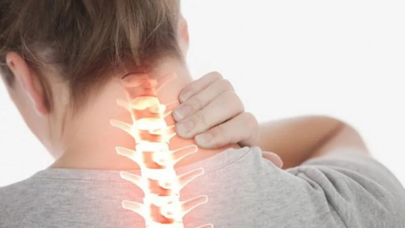 Sử dụng gối quá cao khiến cột sống cổ bị gập và dễ gây trẹo cổ sau khi thức dậy 
