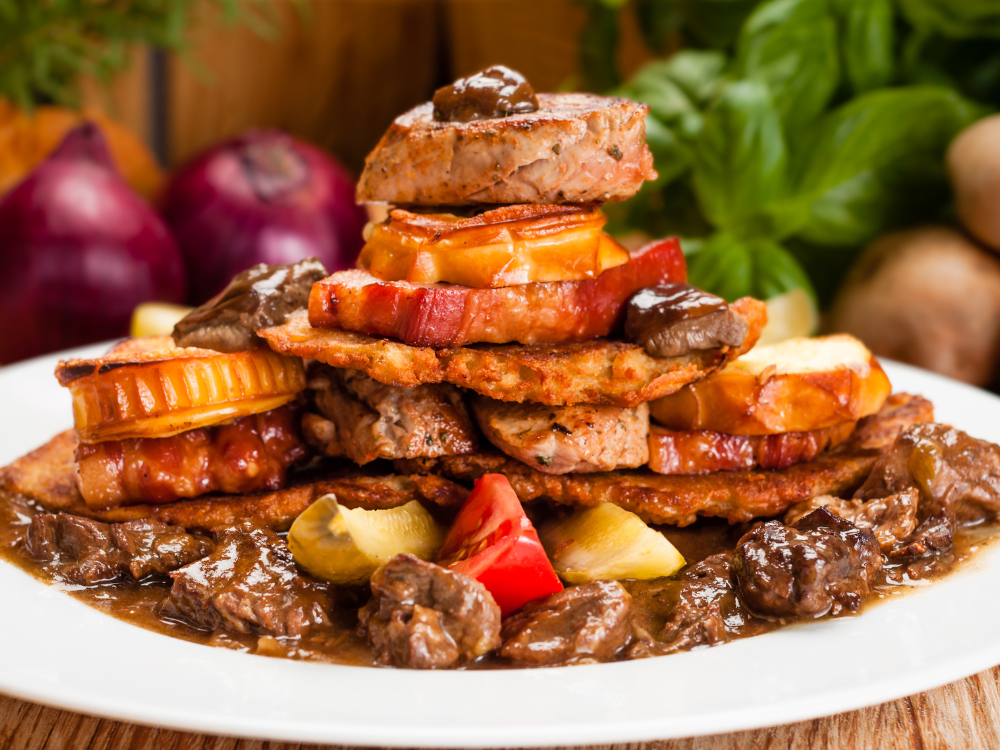 Người bị rối loạn tiêu hóa cần tránh các thức ăn nhanh, chứa nhiều dầu mỡ, gia vị,...