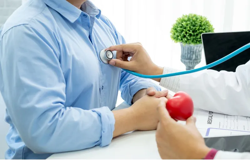 Hình minh họa cơ chế tắc hoặc chèn ép tĩnh mạch chủ trên