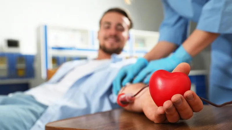 Kiểm tra sức khỏe và tham vấn bác sĩ là bước bắt buộc trước khi thực hiện hiến máu 