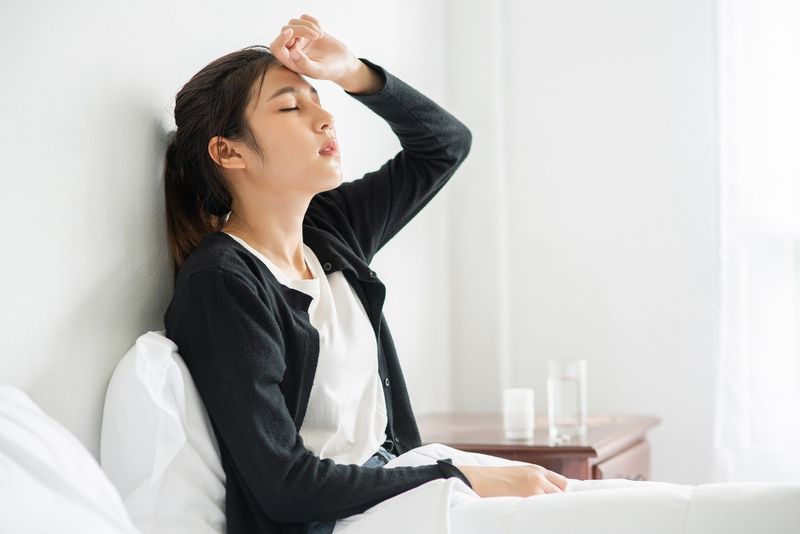 Tình trạng sương mù não và mệt mỏi kéo dài là những dấu hiệu cảnh báo quan trọng 