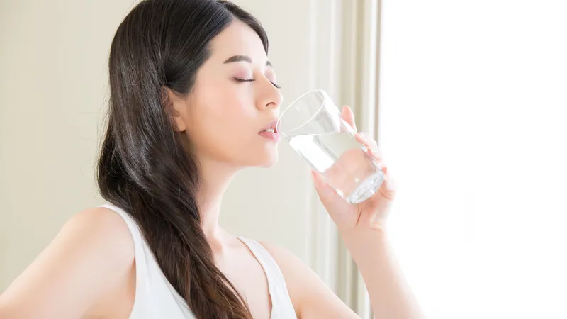 Bổ sung đủ nước ấm là nguyên tắc cốt lõi giúp làm loãng đờm nhầy đường hô hấp