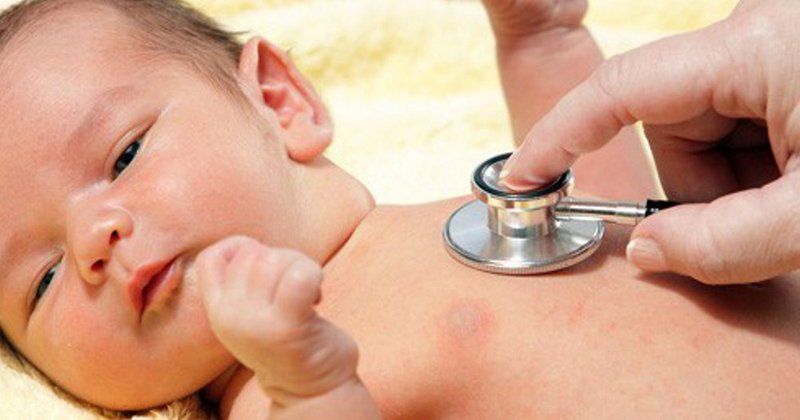 Hình minh họa trẻ sơ sinh dễ bị trào ngược do hệ tiêu hóa chưa hoàn thiện