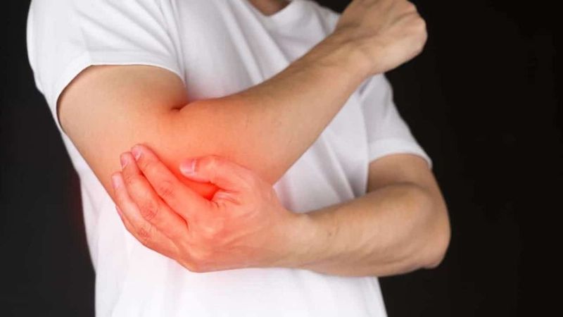 Kỹ thuật viên thực hiện bấm huyệt Khúc trì ở tay để kích thích thần kinh chi trên