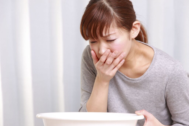 Ra máu âm đạo và đau bụng dữ dội là những tín hiệu cần được can thiệp y tế ngay lập tức