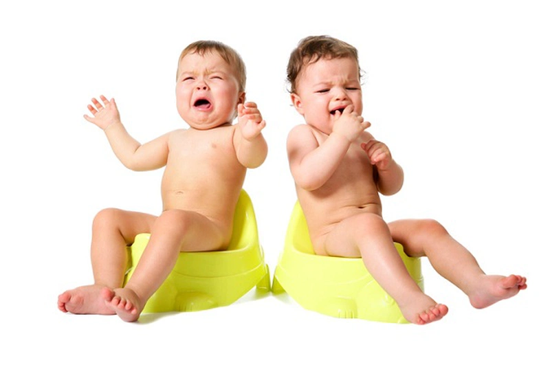 Hình minh họa trẻ sơ sinh vẫn bú và ngủ tốt dù xuất hiện giãn ruột sinh lý