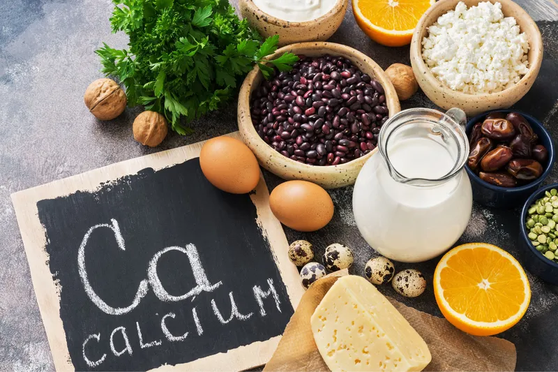 Uống đủ nước giúp cơ thể duy trì cân bằng dịch khi bị sốt
