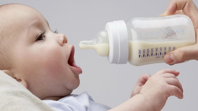 Phân của trẻ uống sữa công thức thường đặc hơn so với trẻ bú mẹ