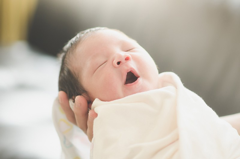 Môi trường ngủ sạch sẽ và thoáng mát giúp trẻ ngủ sâu giấc và hạn chế vặn mình