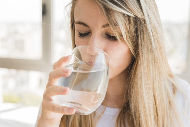 Uống đủ nước mỗi ngày là biện pháp đơn giản giúp giảm nguy cơ sỏi thận ở người bệnh cường cận giáp.