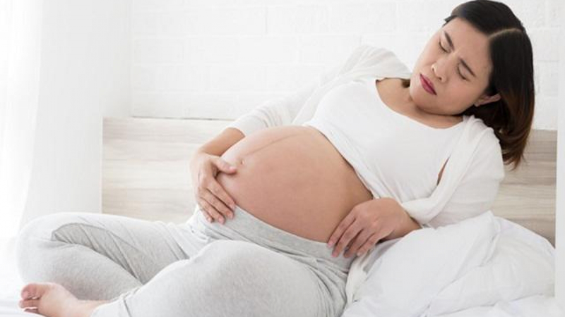 Đau đầu, chóng mặt và lờ đờ là tín hiệu cảnh báo hệ thần kinh của mẹ bầu đang bị kích ứng do quá tải nhiệt