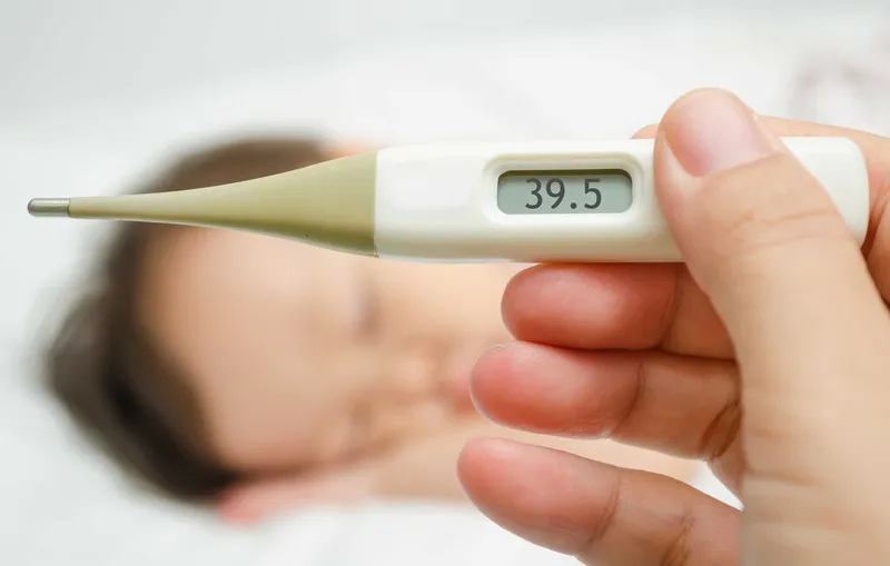 Sốt cao kéo dài kèm theo các dấu hiệu tại mắt và miệng là triệu chứng điển hình của bệnh Kawasaki 
