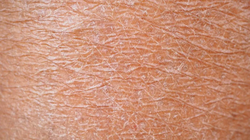 Tắm nước ấm giúp làm sạch da nhẹ nhàng và hỗ trợ duy trì độ ẩm tự nhiên của da