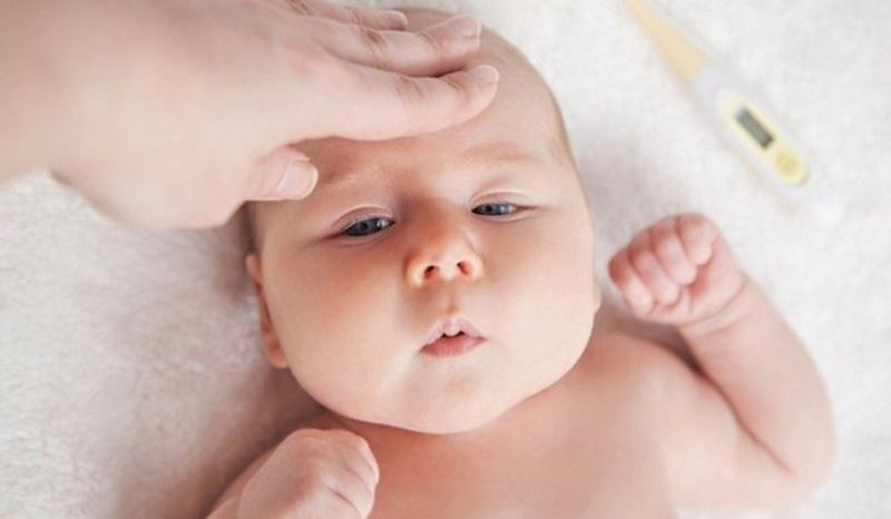 Theo dõi thân nhiệt giúp phát hiện sớm tình trạng sốt ở trẻ sơ sinh