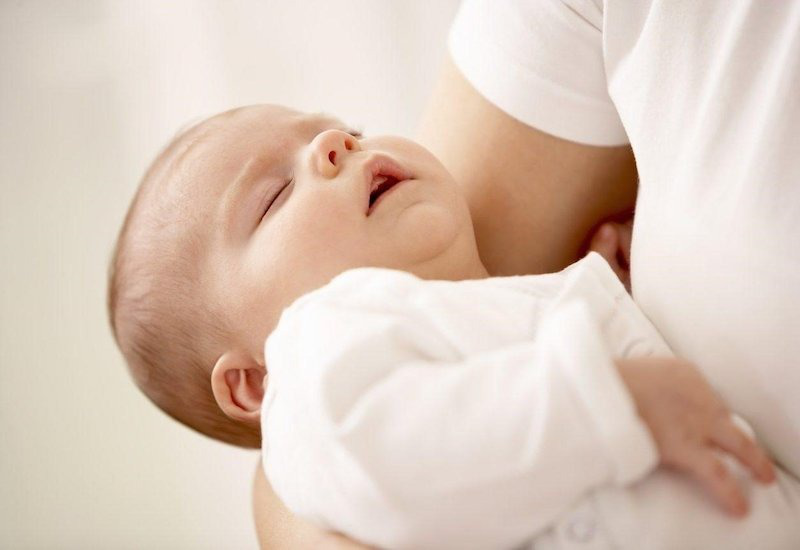 Dịch nhầy tích tụ trong mũi họng có thể khiến bé ngủ phát ra âm thanh khò khè giống như tiếng ngáy