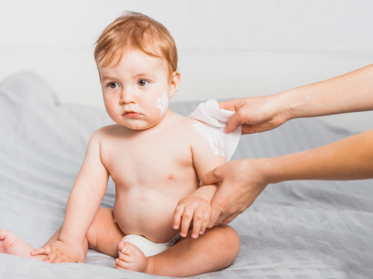 Sơ cứu làm mát cơ thể trẻ bằng khăn ấm hoặc khăn mát là bước đi tiên quyết
